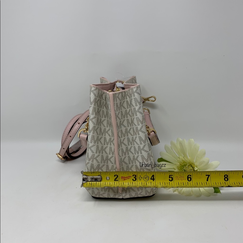 Michael Kors Teagen Small Messenger - Picture 3 of 10